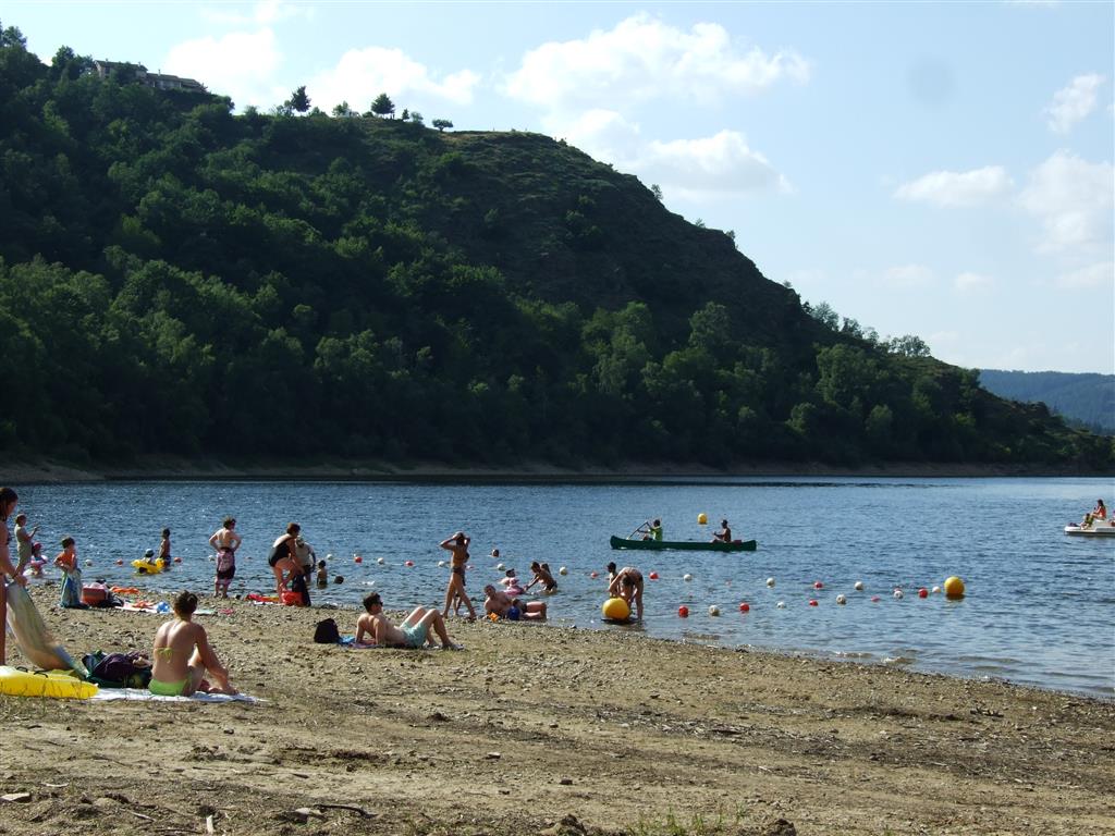 swimming camping auvergne