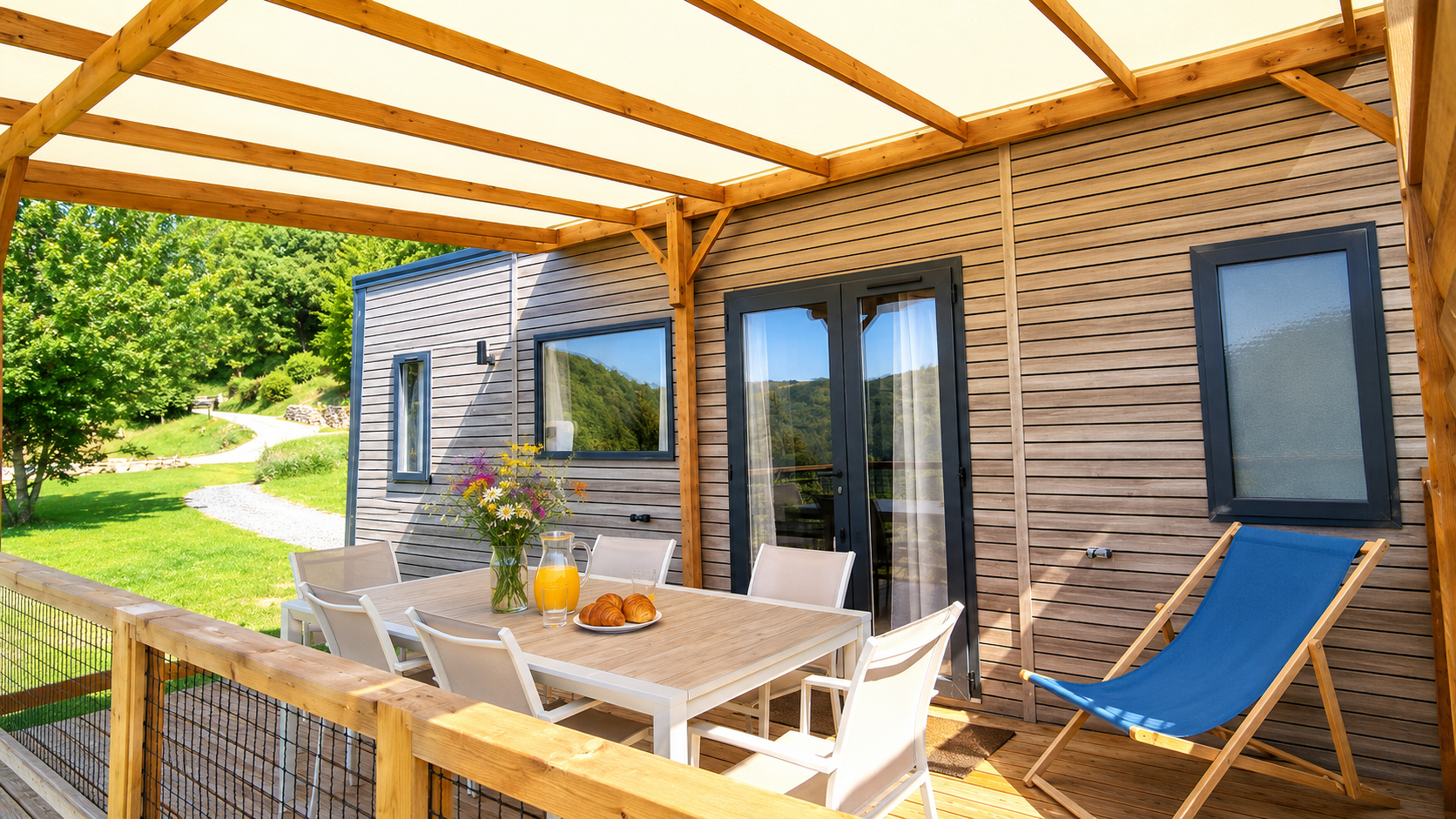 terrasse couverte du mobil-home climatisé Sérac 6 personnes avec table et transat