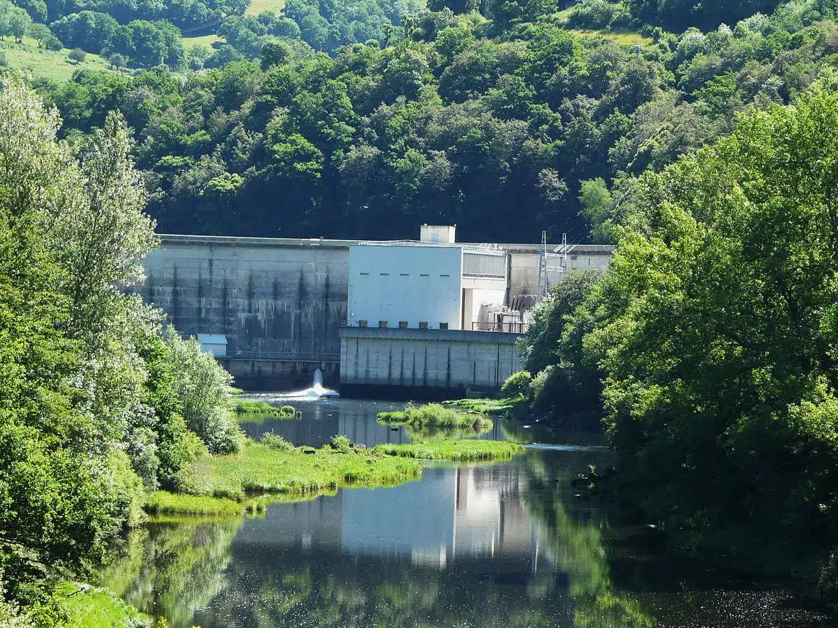Barrage et lac de Lanau sur la Truyère, à 500 mètres du camping