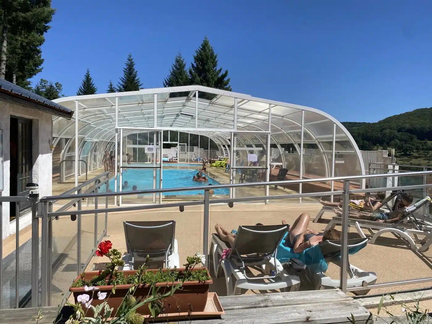 Piscine couverte et chauffée du camping Le Belvédère sous son dôme découvrable