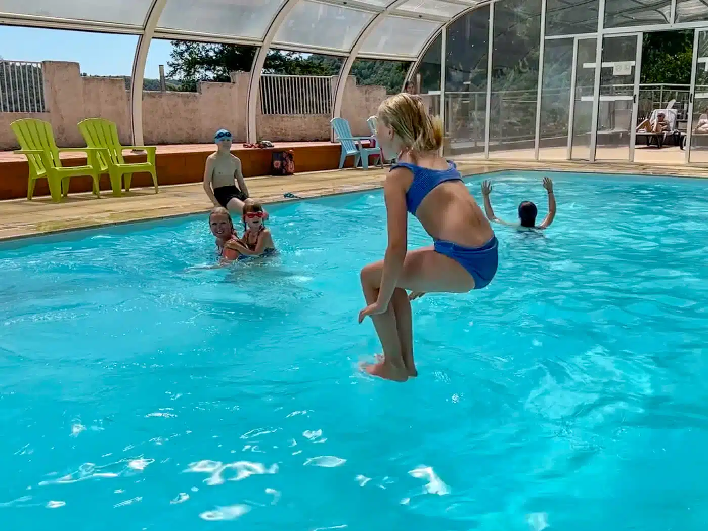 Enfants qui se baignent dans la piscine chauffée du camping dans le Cantal